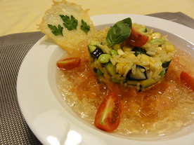 ひんやりライスと夏野菜のカレー風味トマトコンソメのジュレ添え