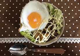 チキンのカリーロコモコ丼♪