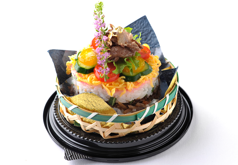 松阪牛しぐれ煮と夏野菜のごちそう香味寿司ケーキ～花穂紫蘇と金箔を添えて～