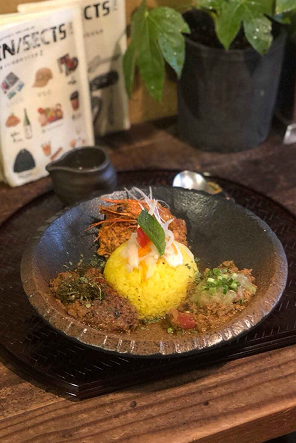 「海老のキーマ2019（写真奥）」、「おあげさんと野菜と煮込むいなり豚キーマ（写真右）」、「クリーミナッツほうれん草のせ桃果肉入り牛豚キーマ（写真左）」