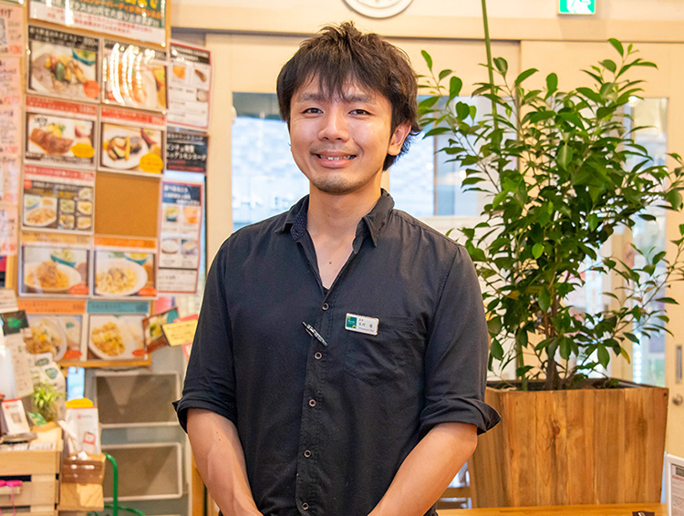 キッチンを担う店長の水村 優さん