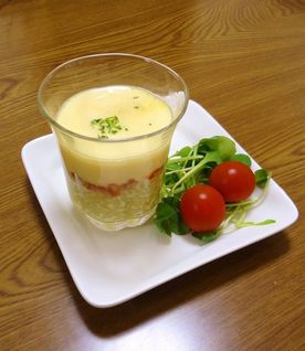 なめらかプリン仕立ての冷製オムライス
