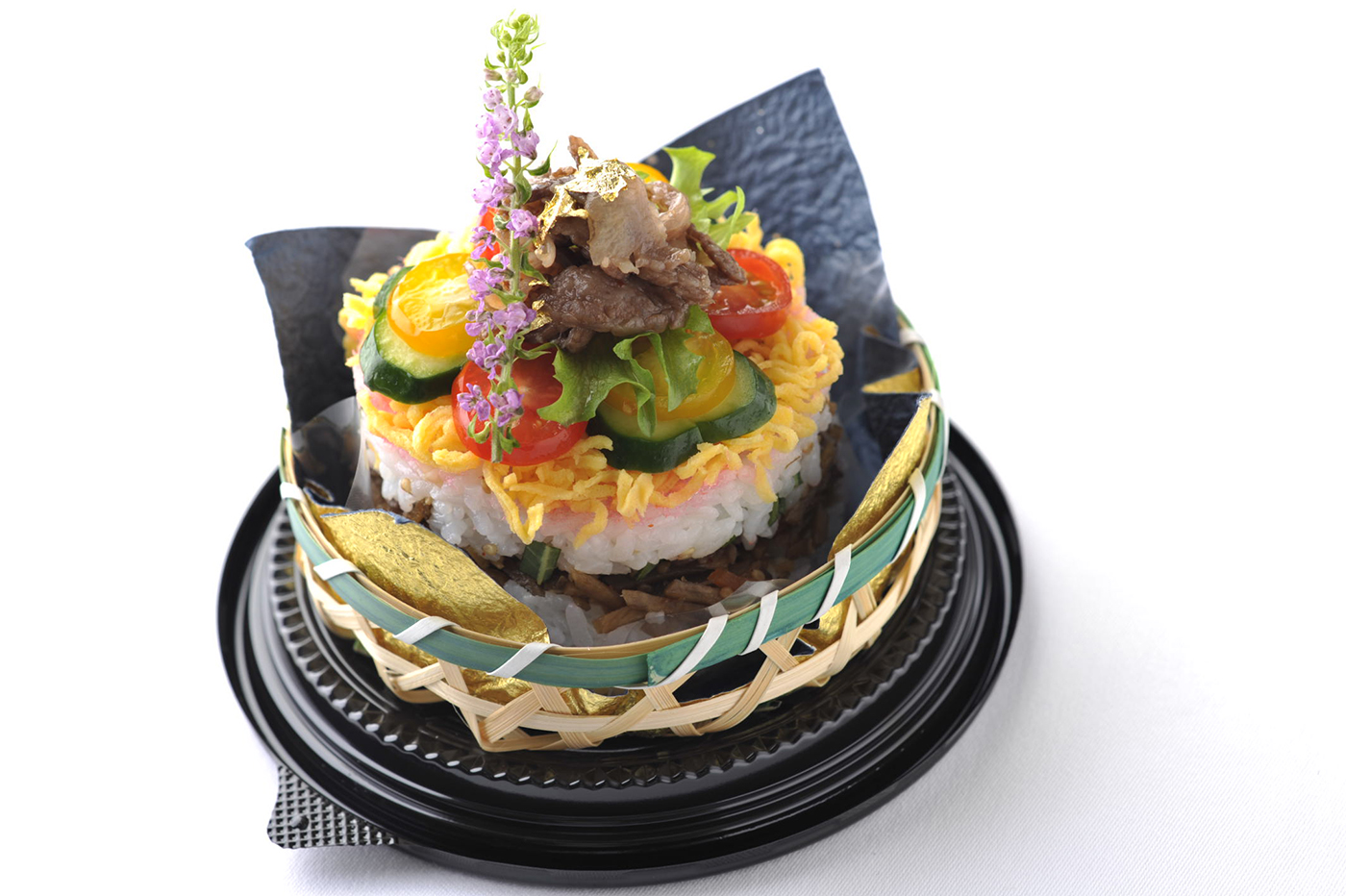 松阪牛しぐれ煮と夏野菜のごちそう香味寿司ケーキ～花穂紫蘇と金箔を添えて～