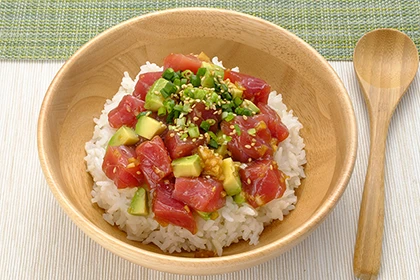 アボカドとマグロのポキ丼