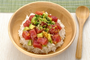 カルローズのアボカドとマグロのポキ丼