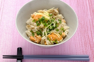 カルローズの鮭の中骨とマイタケの炊き込みご飯